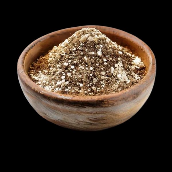 Hạt Ajwain nguyên hạt và bột trong bát gốm, 8K HD
