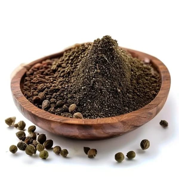 Cardamomo Nero Ultra Realistico: Baccelli Interi e Polvere Macinata in Piatto di
